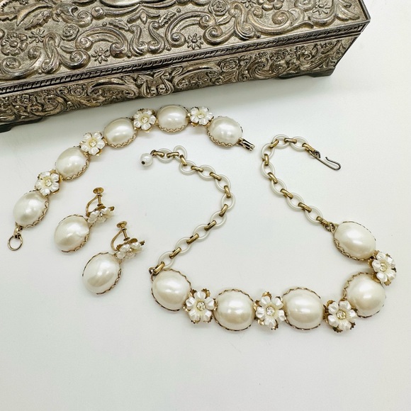 Vintage White Lucite Parure Necklace Set